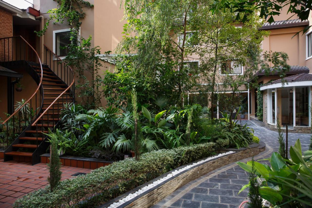 Hotel Thrive, A Tropical Courtyard Katmandú Exterior foto