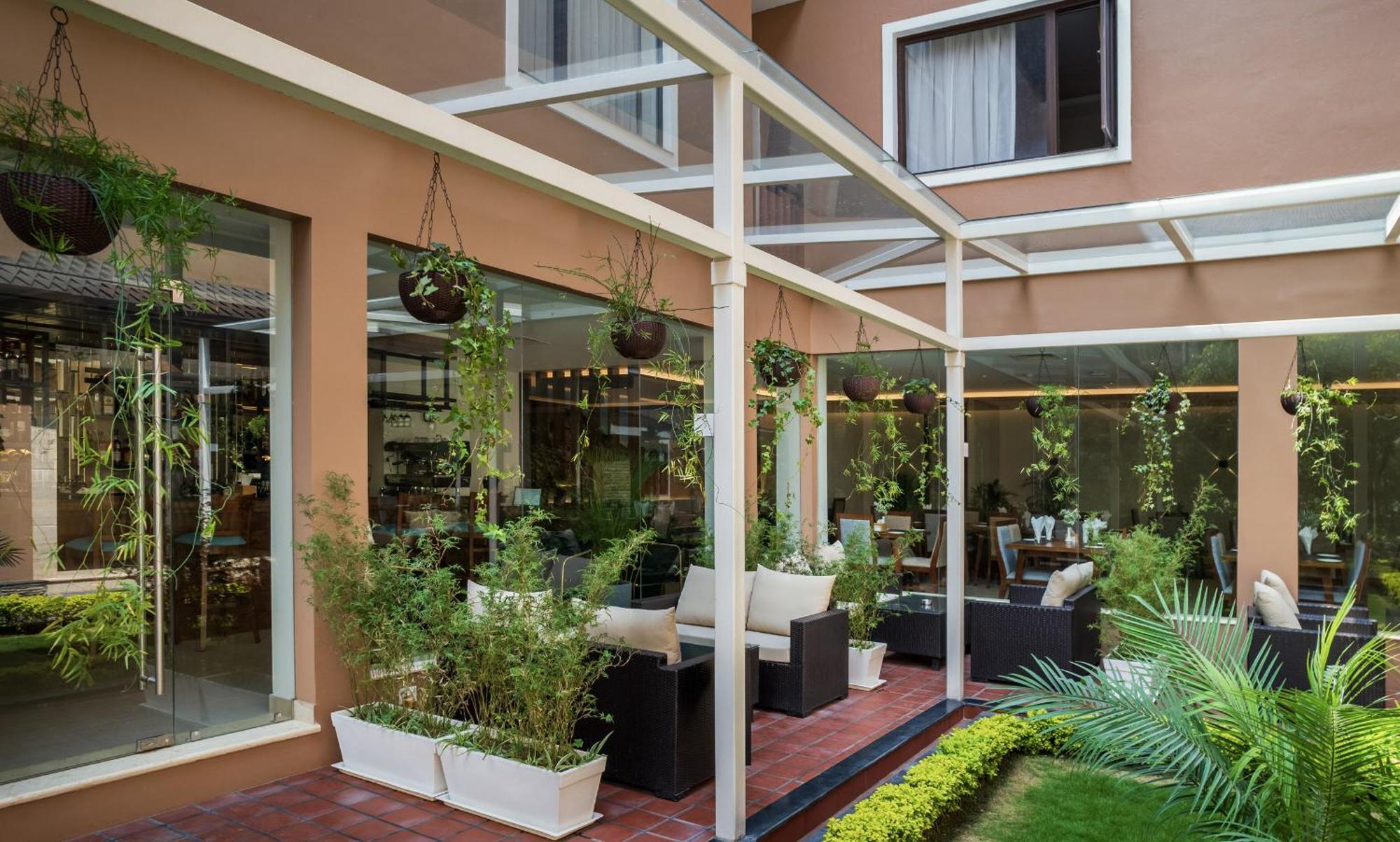Hotel Thrive, A Tropical Courtyard Katmandú Exterior foto
