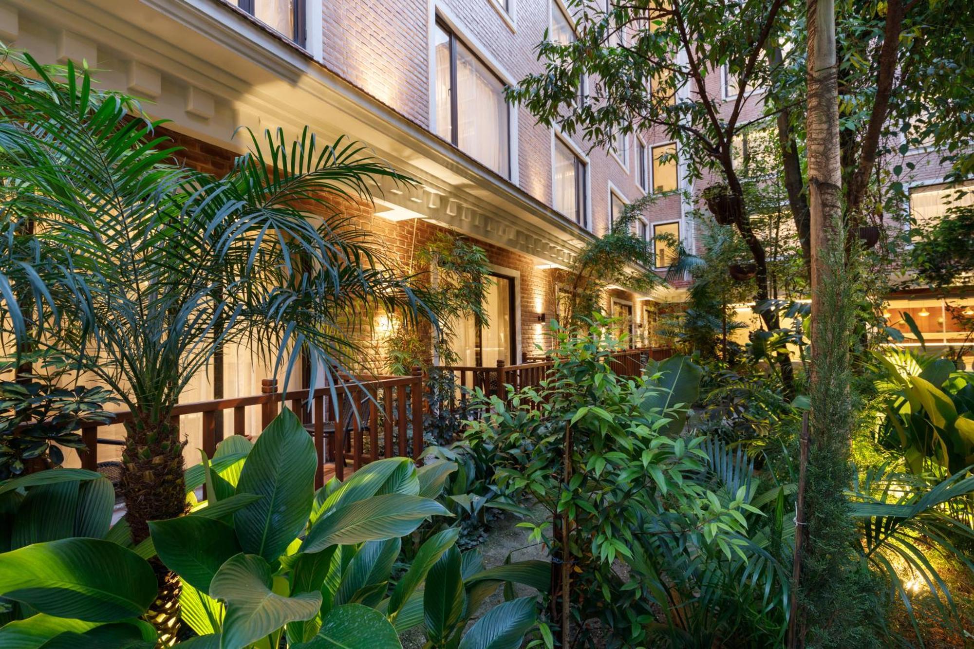 Hotel Thrive, A Tropical Courtyard Katmandú Exterior foto